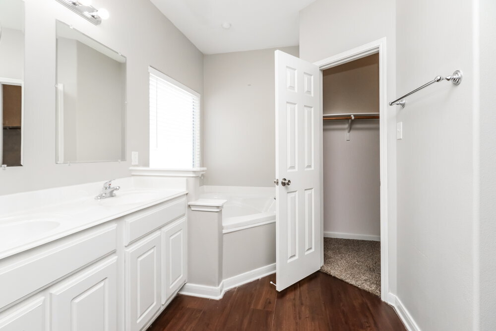 Building Photo - 29050 Village Creek Loop