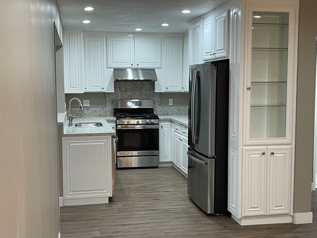 Building Photo - 5-Bedroom Carson 2-Story Home