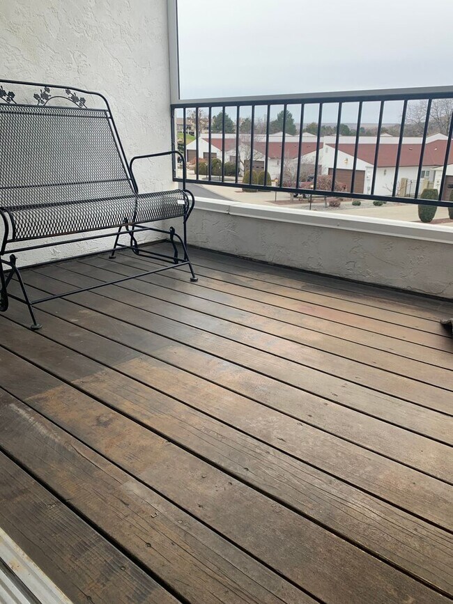 Building Photo - Beautiful Updated Townhome overlooking Mea...