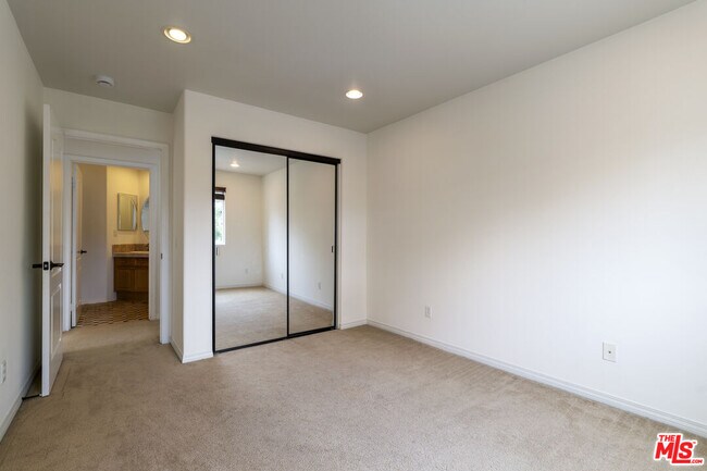 Building Photo - 14321 Hortense St