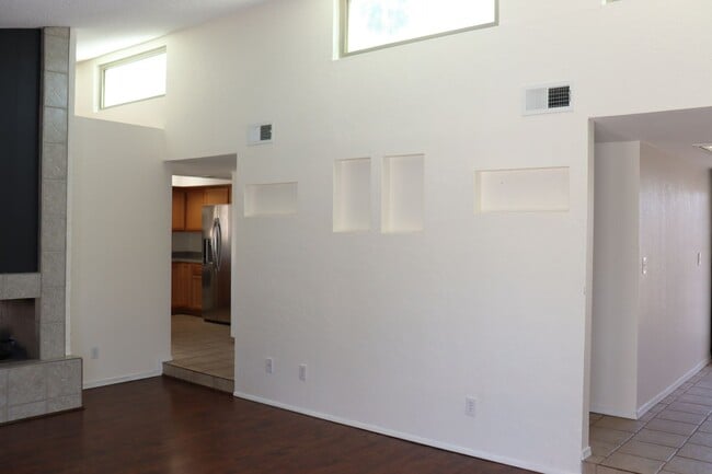 Building Photo - 5 Bedroom, 2 Bathroom