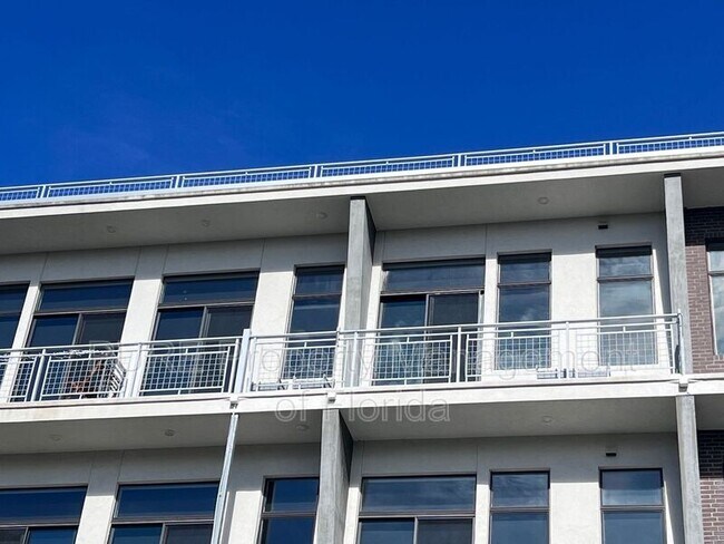 Building Photo - 302 SE Broadway St