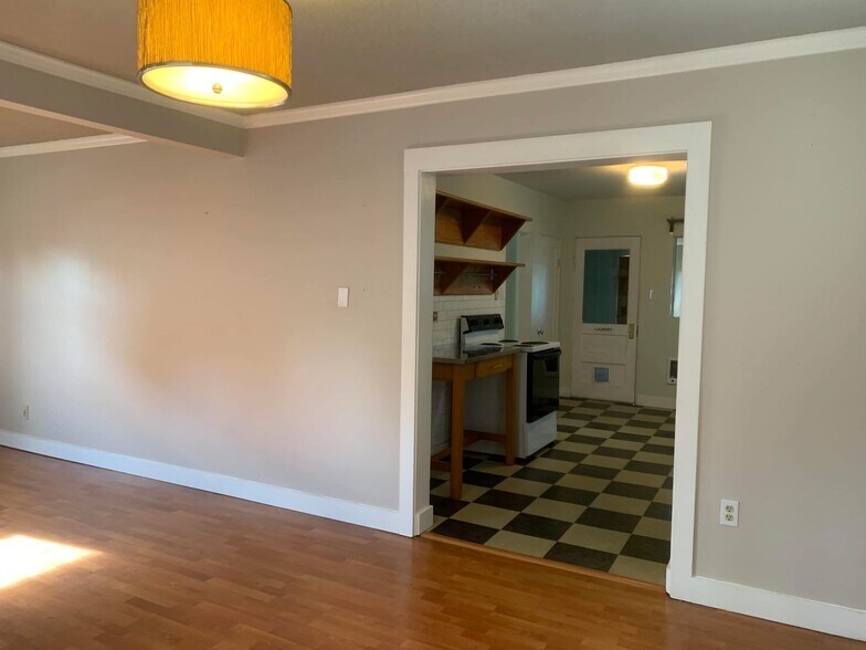 Dining room looking into the kitchen - 7225 SE 60th Ave
