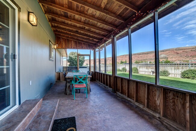 Building Photo - 383 E Coronado Ln