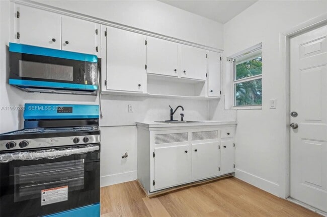 Building Photo - 9160 NE 8th Ave