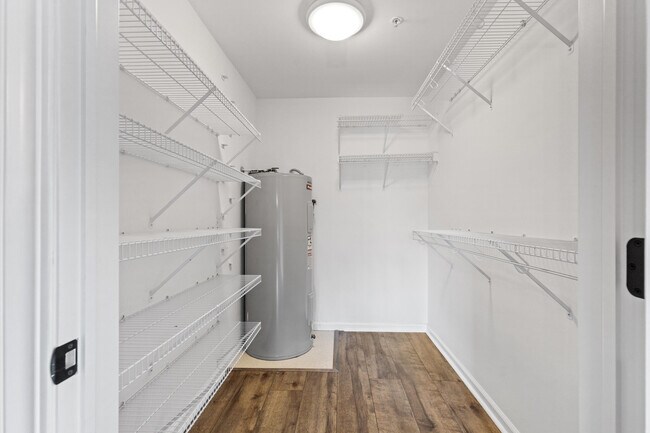Building Photo - 1515 N Van Buren St