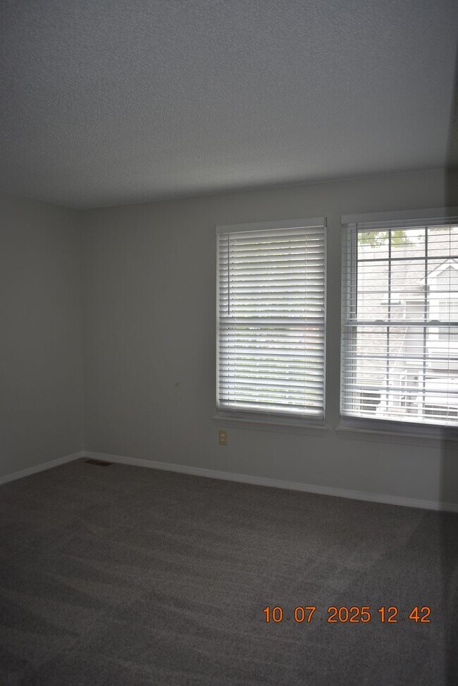 Building Photo - Updated 3 Bed Littleton Townhome