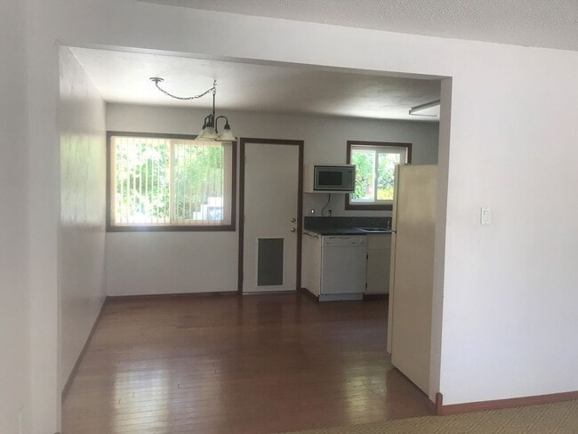 Building Photo - Charming & Private Ranch-Style on LOVR