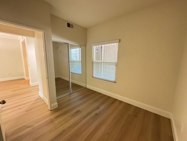 Building Photo - Immaculate 2Bd/2Ba Condo w/Brand New Floor...