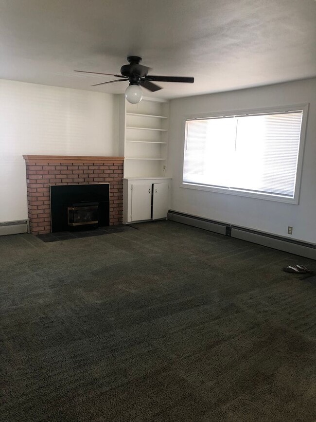 Building Photo - 2 Bed 1 Bath House with Garage