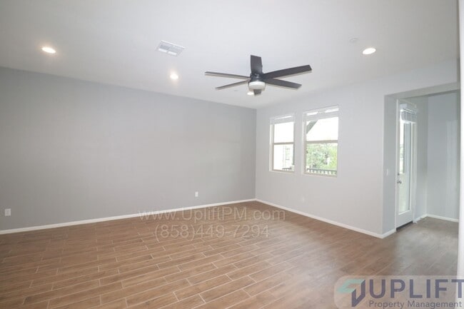 Building Photo - Spacious 4-bedroom, 4-bath Condo