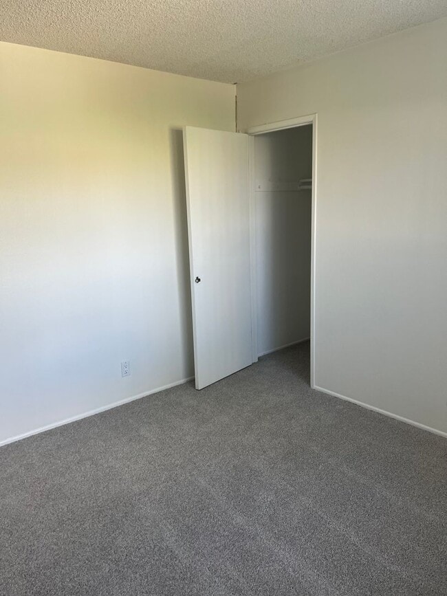 Building Photo - Moffett tract 5 bedroom home with pool in cul-de-sac