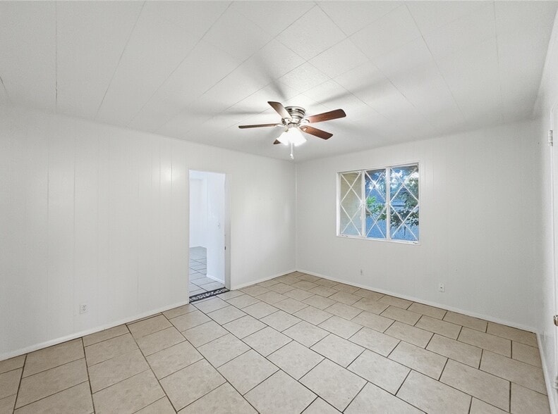 Building Photo - 2715 E Glenrosa Ave