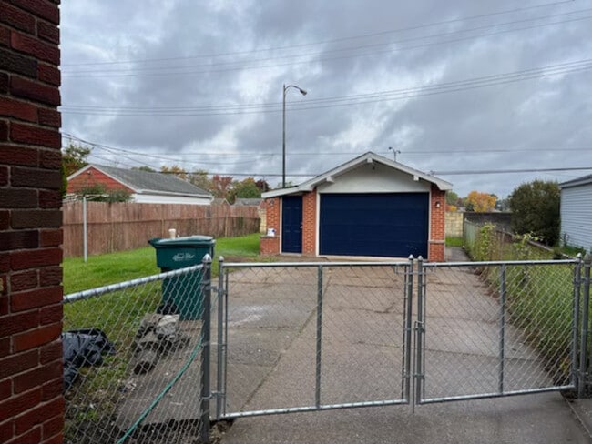 Building Photo - 1380 Riverbank St