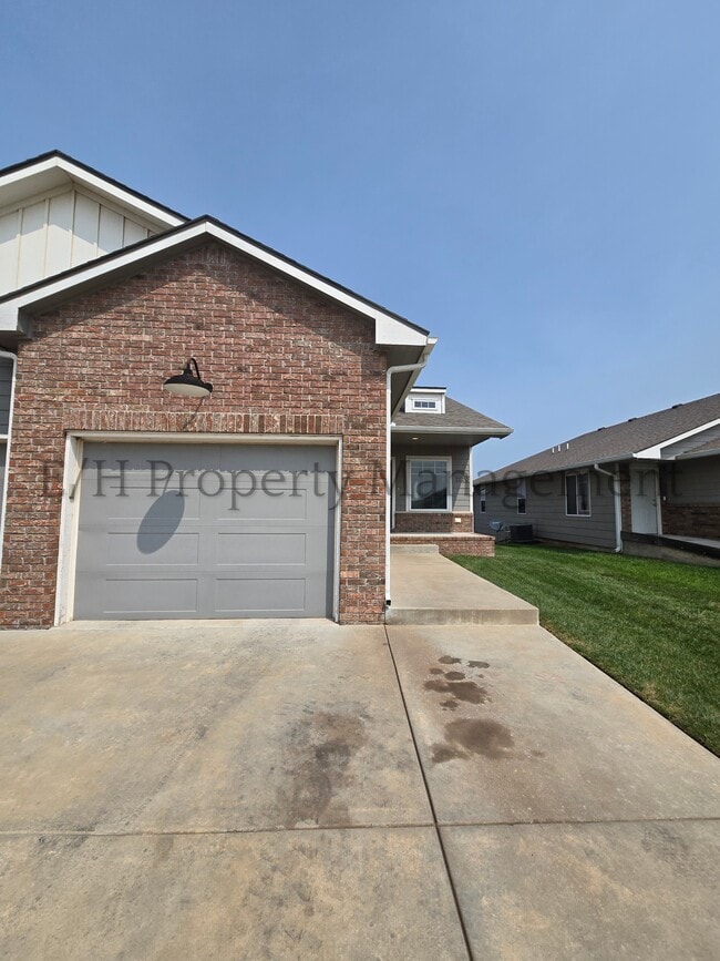 Primary Photo - 2220 E Village Estates Dr