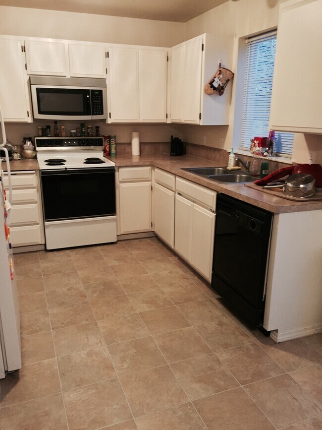 Building Photo - 4210 E 2nd Ave