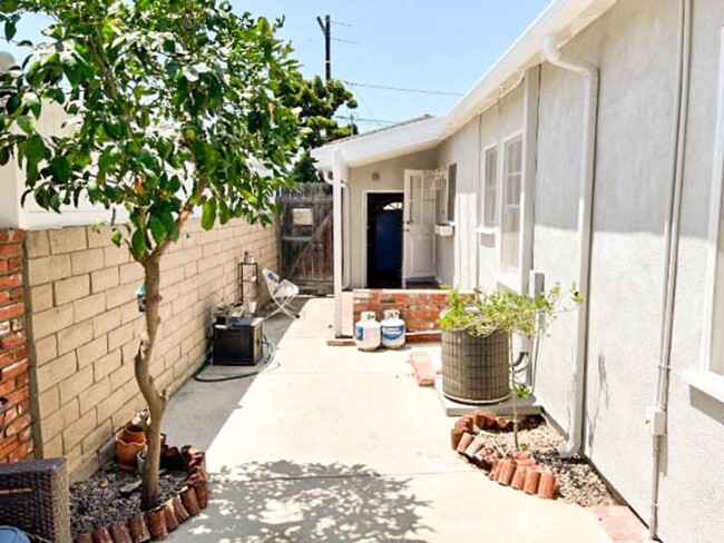 Building Photo - EASTSIDE BUNGALOW LONG BEACH