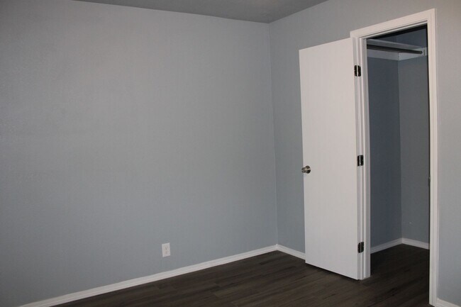 Building Photo - Newly Remodeled! Close to Tinker