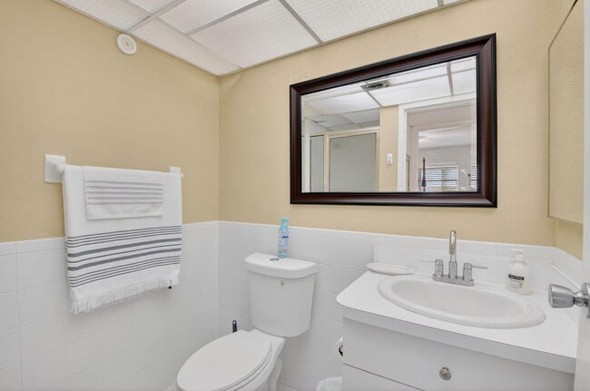 Building Photo - 1 Valencia A