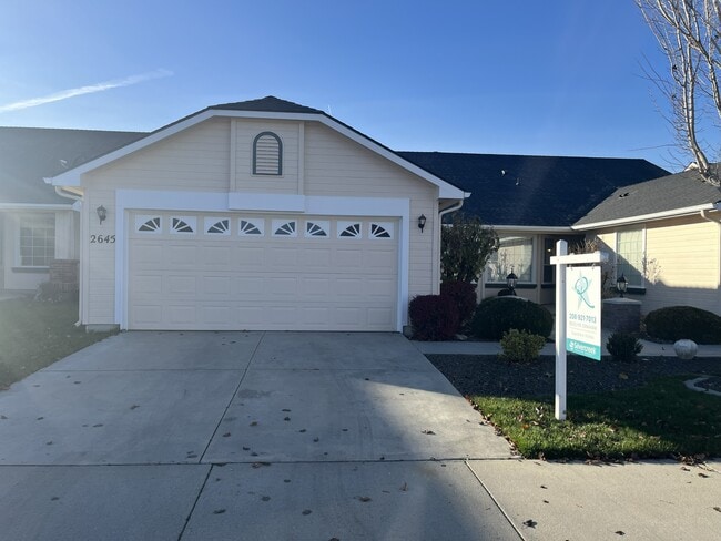 Primary Photo - 2645 N Englewood Way