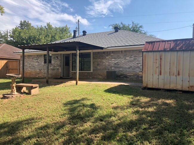 Building Photo - 3 Bedroom in Hallsville ISD