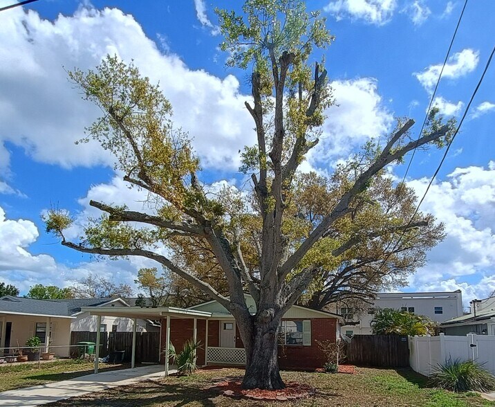 Building Photo - 3624 W Anderson Ave