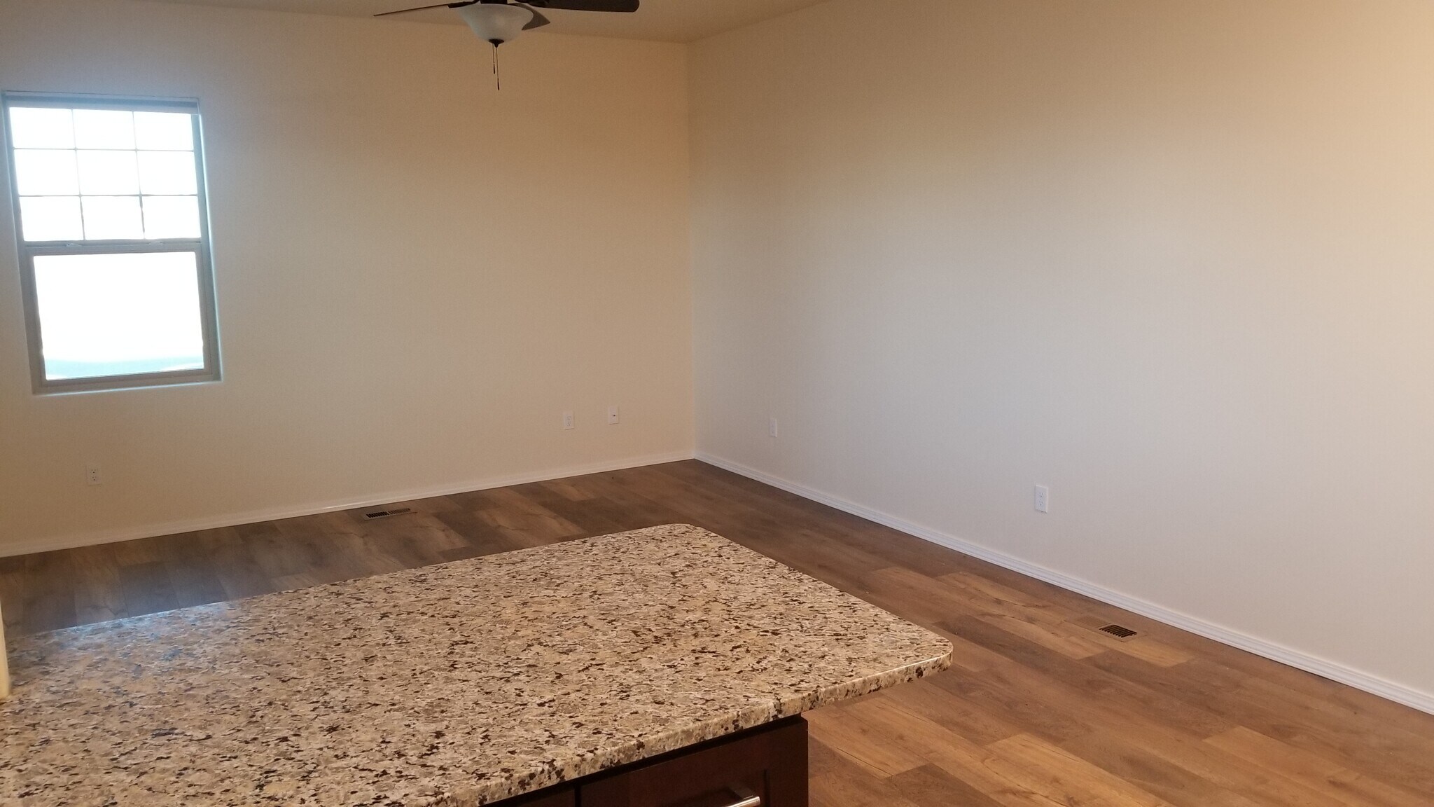 Building Photo - 1412 W Lakeside Dr