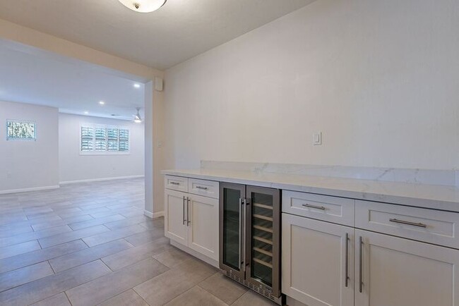 Building Photo - Fully Remodeled 3 Bed 2 Bath + Workshop wi...