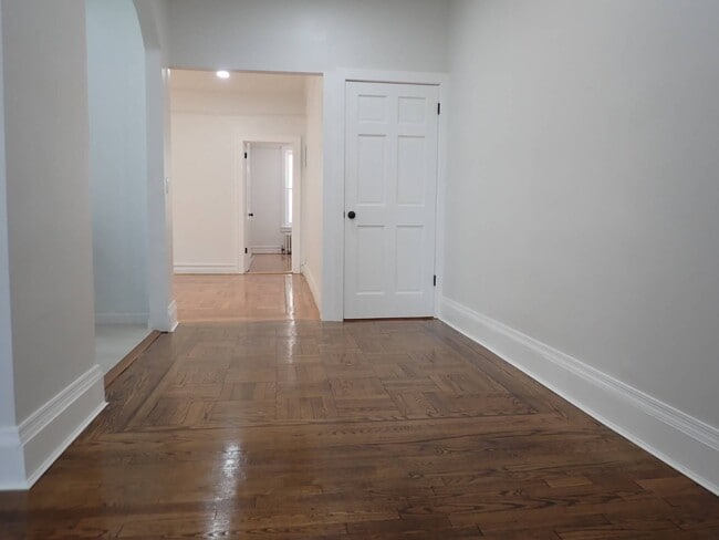 Building Photo - 663 E 94th St