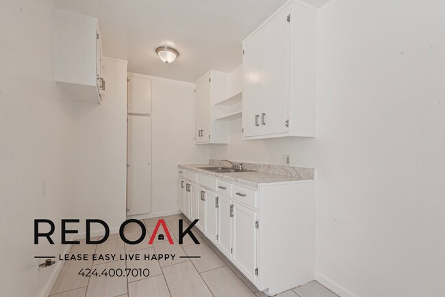 Building Photo - Charming One Bedroom Walk-Up Featuring Gor...