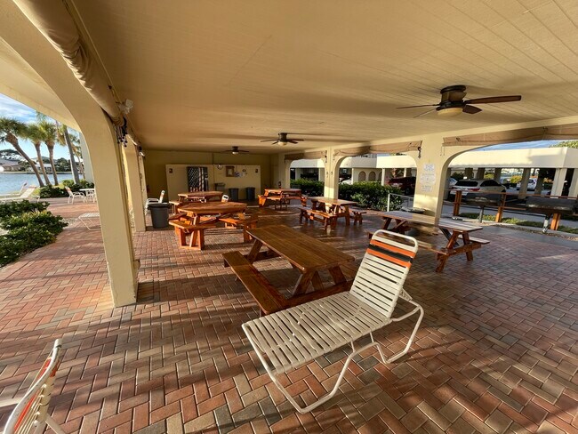 Building Photo - 4750 Cove Cir