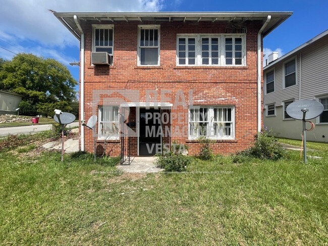 Building Photo - Charming One Bedroom Apartment