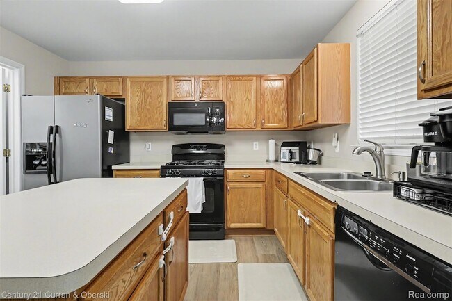 Building Photo - 7055 Oakridge Dr