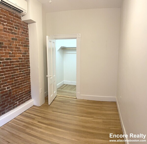 Building Photo - 174 Newbury St