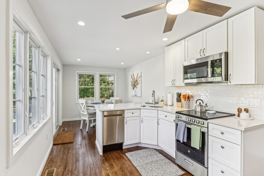 Building Photo - 605 Circle Dr