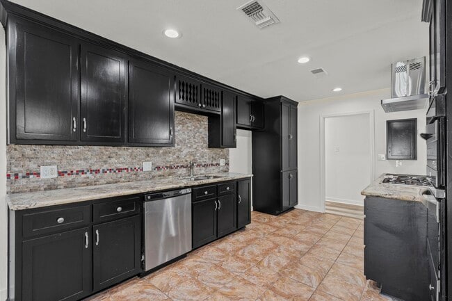 Building Photo - 1132 18th Ave N