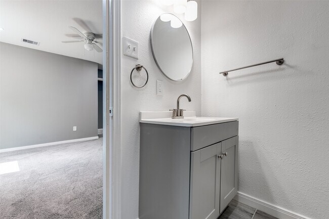 Building Photo - 200 Pine St