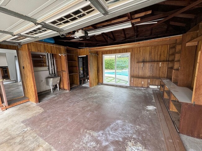 Building Photo - Beautiful 3 bedroom 2 bath Pool Home...  this one is a SHOW STOPPER