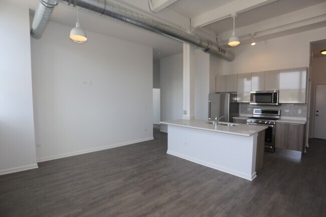 Building Photo - 932 W Dakin St