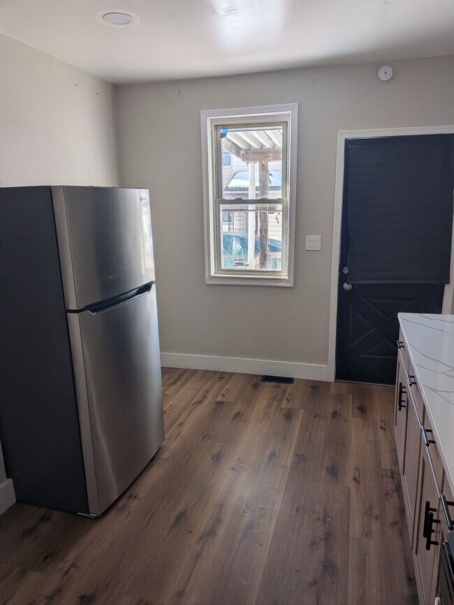 Building Photo - 1043 Meade Ave