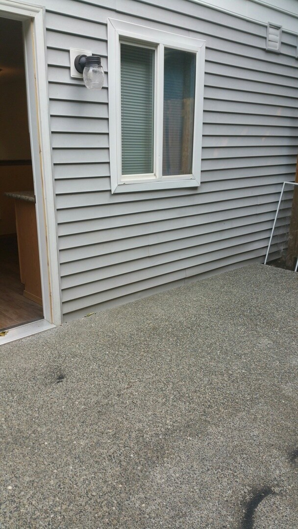 Building Photo - $1745.00 Emerald Court 2 bedroom 1 1/2 bath Puyallup Townhouse!