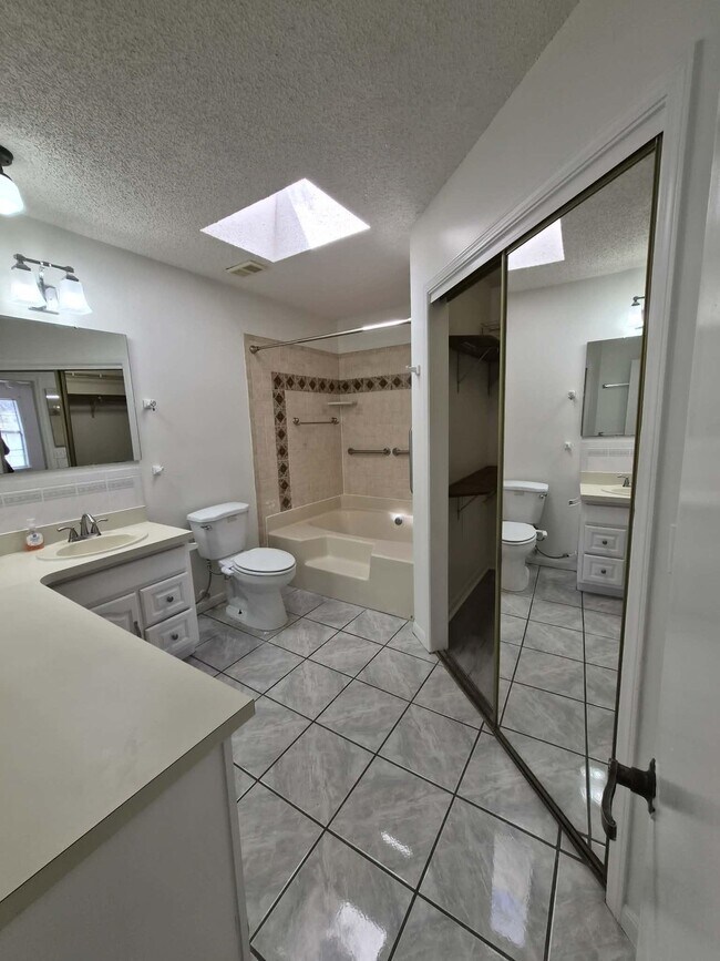 Building Photo - 57 Shores Blvd