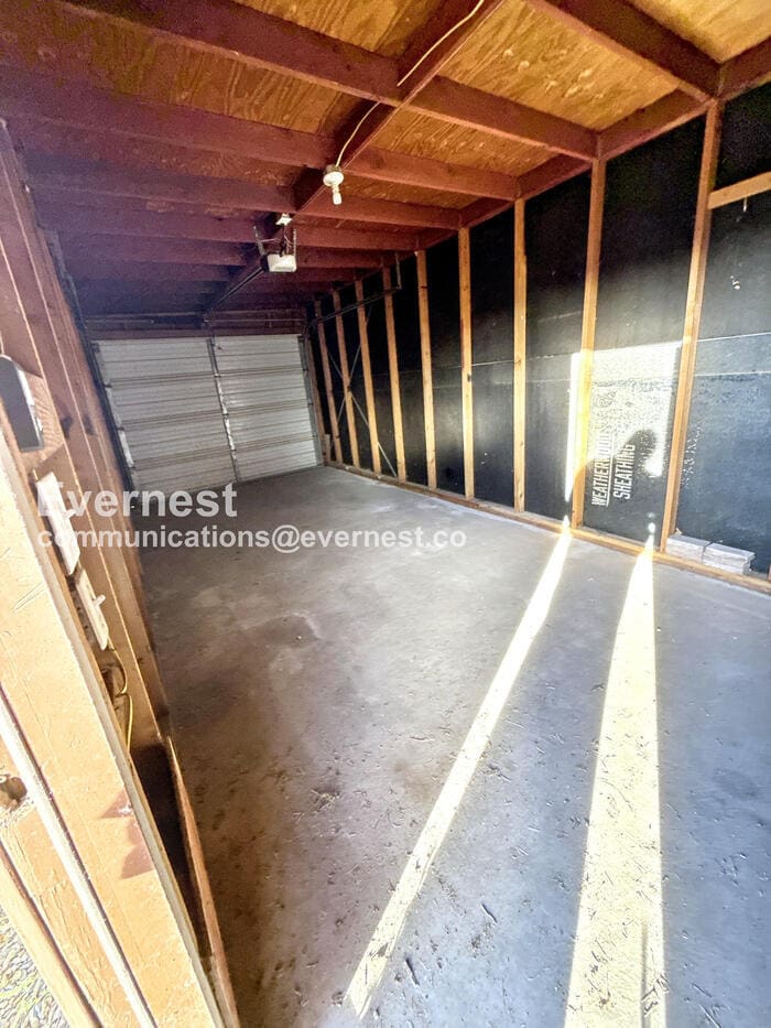 Building Photo - 934 E 7th St