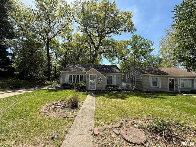 Primary Photo - Cozy 2-Bedroom House with a Large Space!