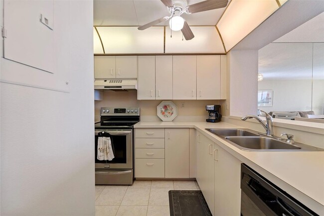 Building Photo - 6021 Bahia Del Mar Cir N