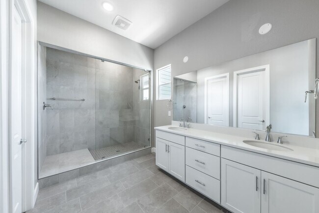 Building Photo - Immaculate New Build Just Steps from Laker...