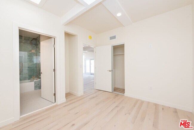 Building Photo - 7273 Birdview Ave