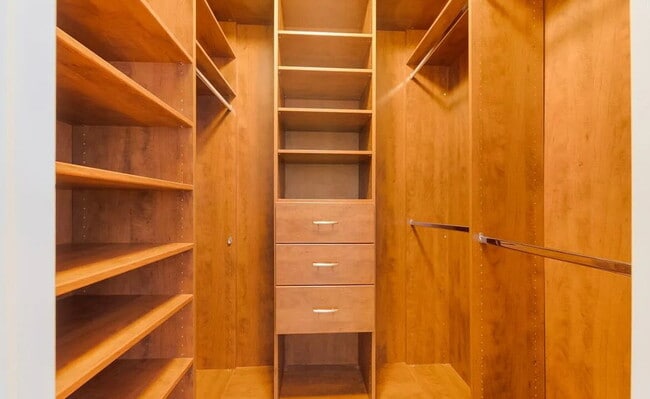 Building Photo - Incredible spacious and bright condo in gr...