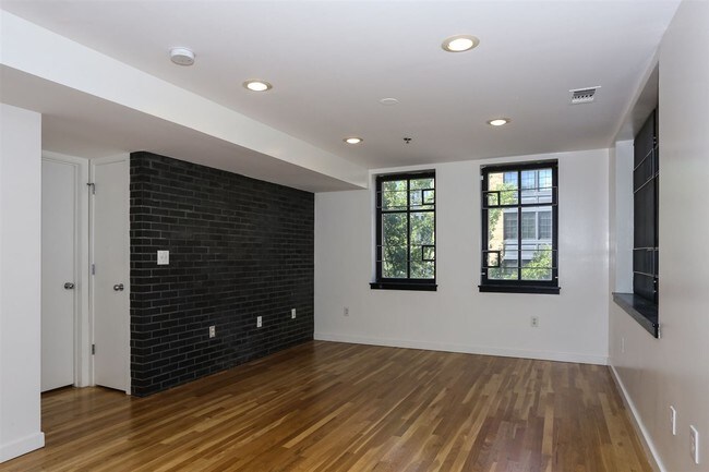 Building Photo - 1320 Bloomfield St