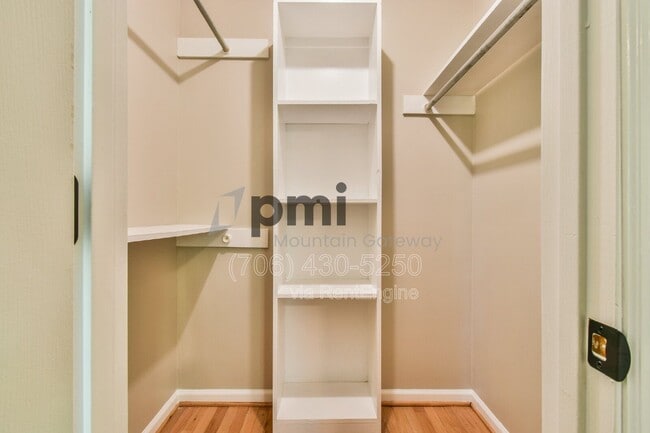 Building Photo - 135 Beacon Hl Dr